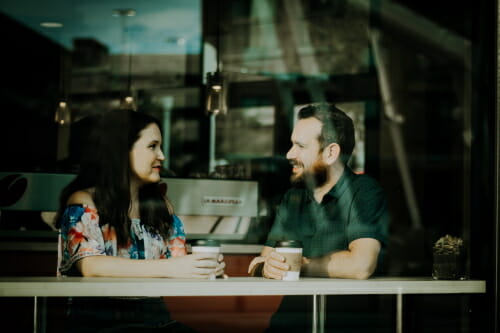 cuánta atención necesita una mujer en una relación mediante la conversación