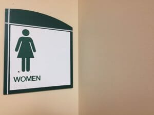 por qué las mujeres van juntas al baño